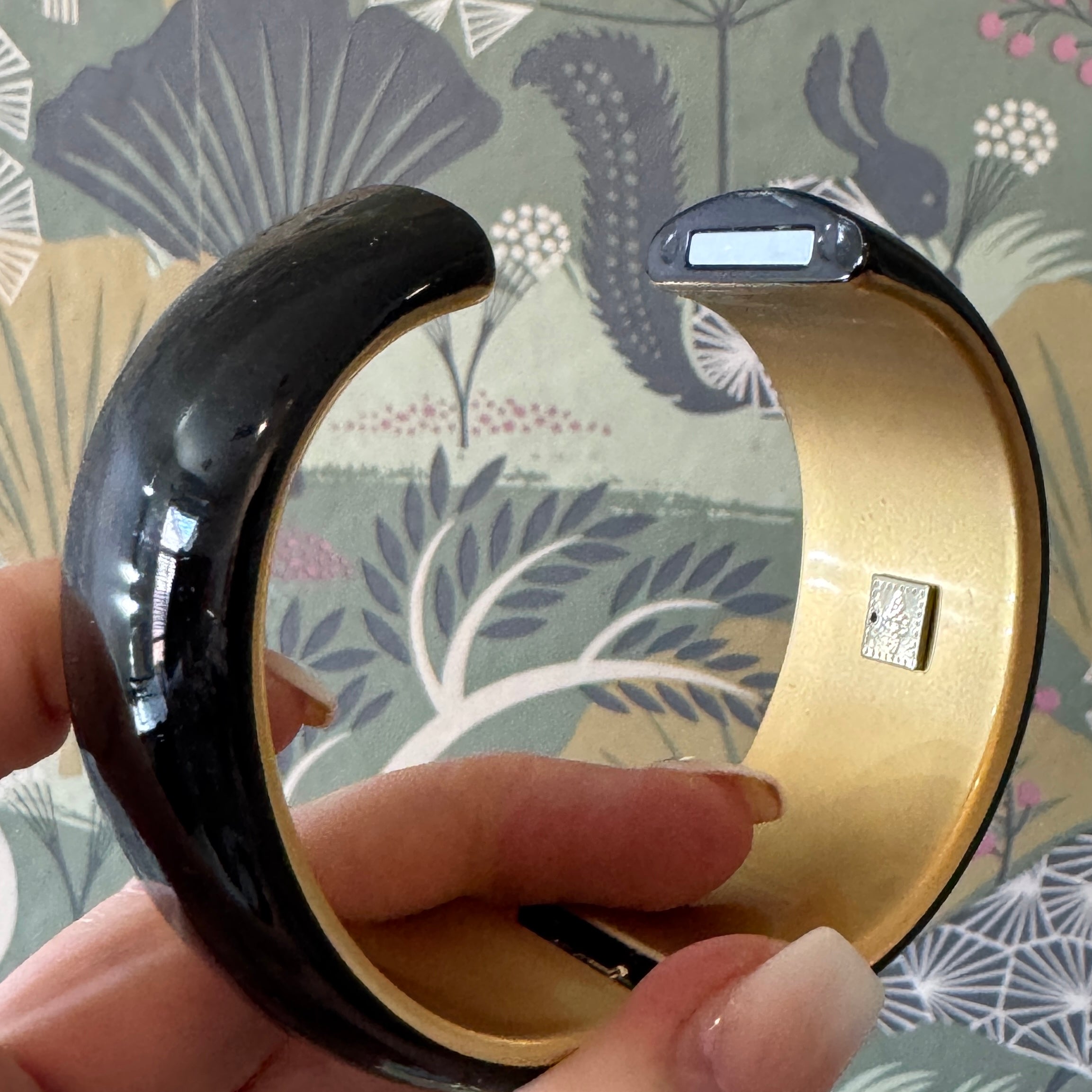 Blackout Queen Bee Gold Lining – Vintage Lucite Clamper Bracelet