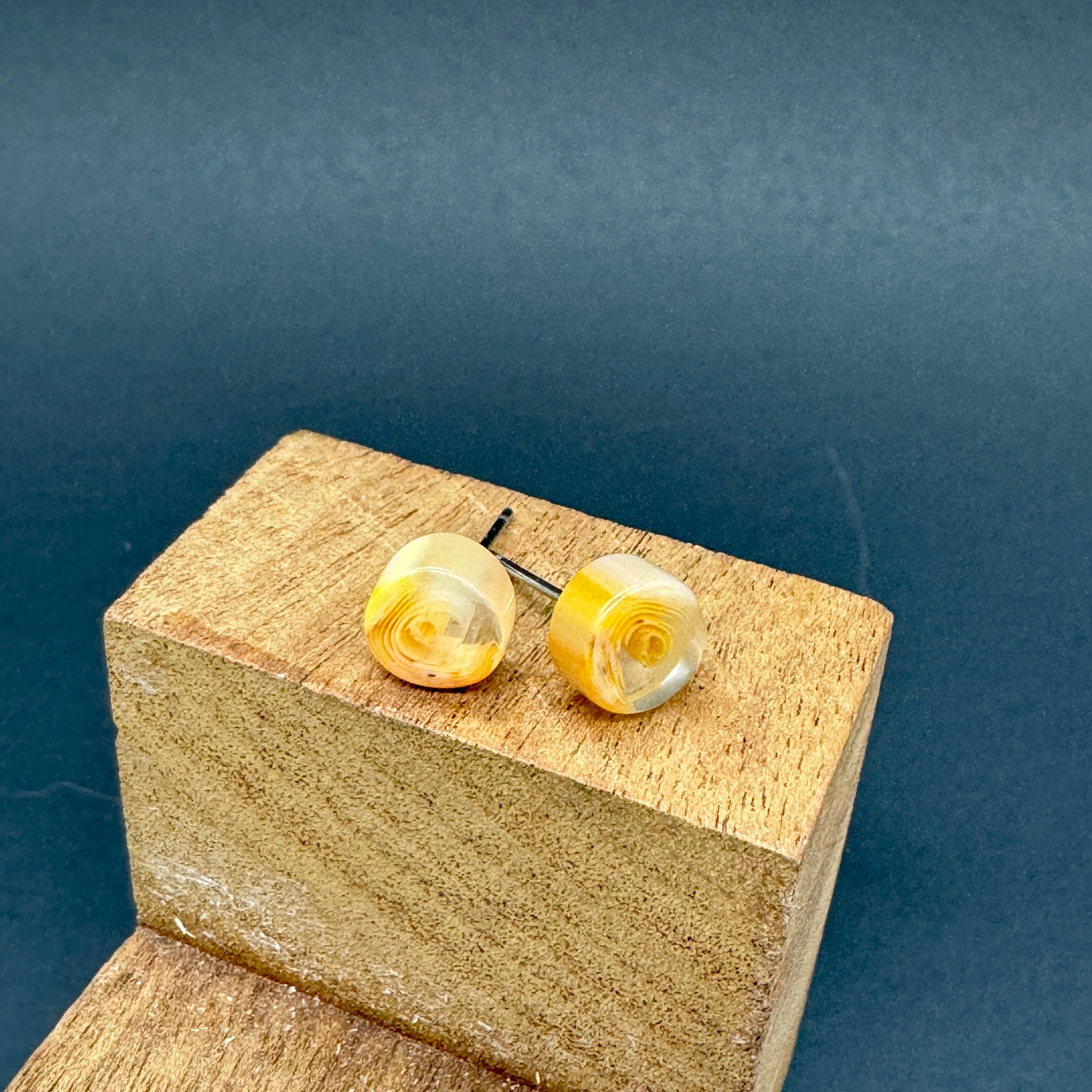 vintage lucite marbled stud earrings