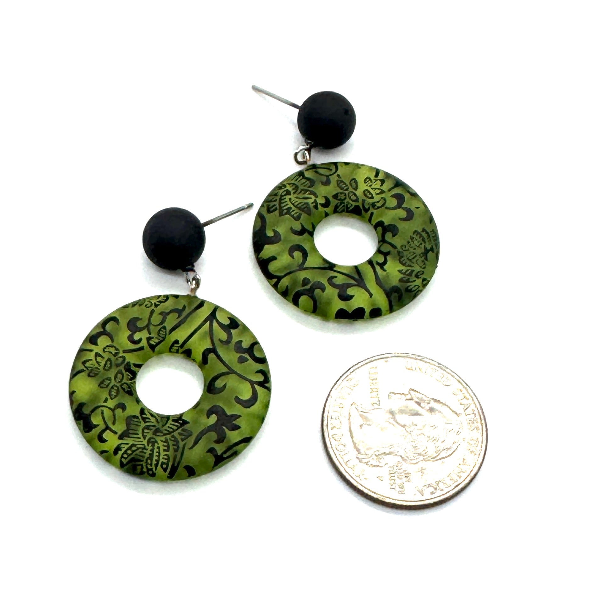 Botanica Noir Drops – Floral Donut Earrings in Hand-Dyed Lucite