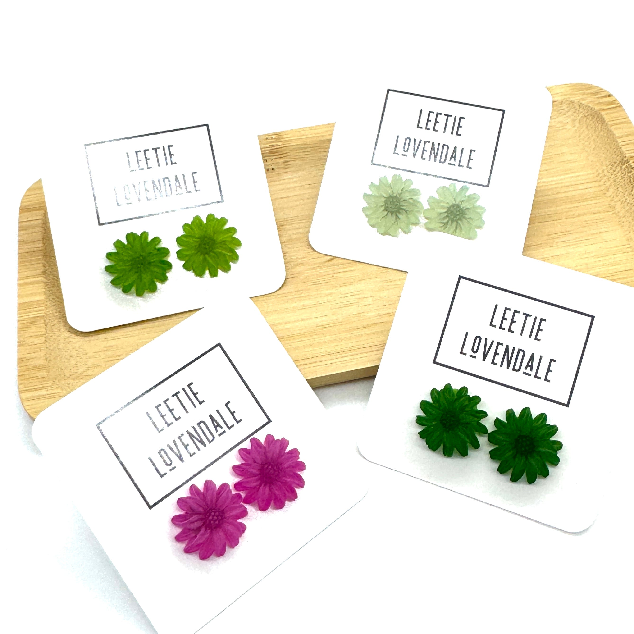 Mini Daisy Stud Earrings – Vintage 90s Resin Florals