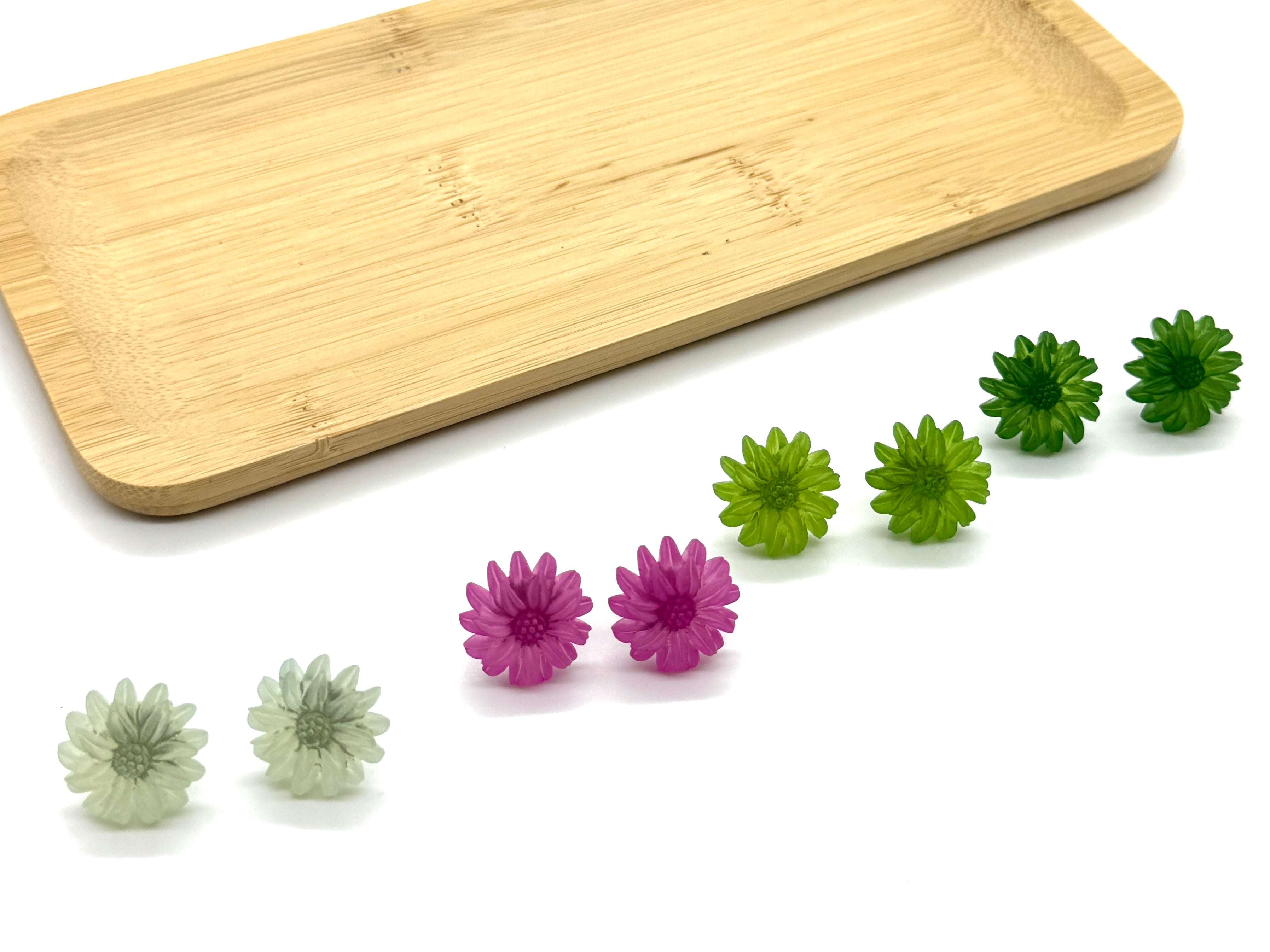 Mini Daisy Stud Earrings – Vintage 90s Resin Florals