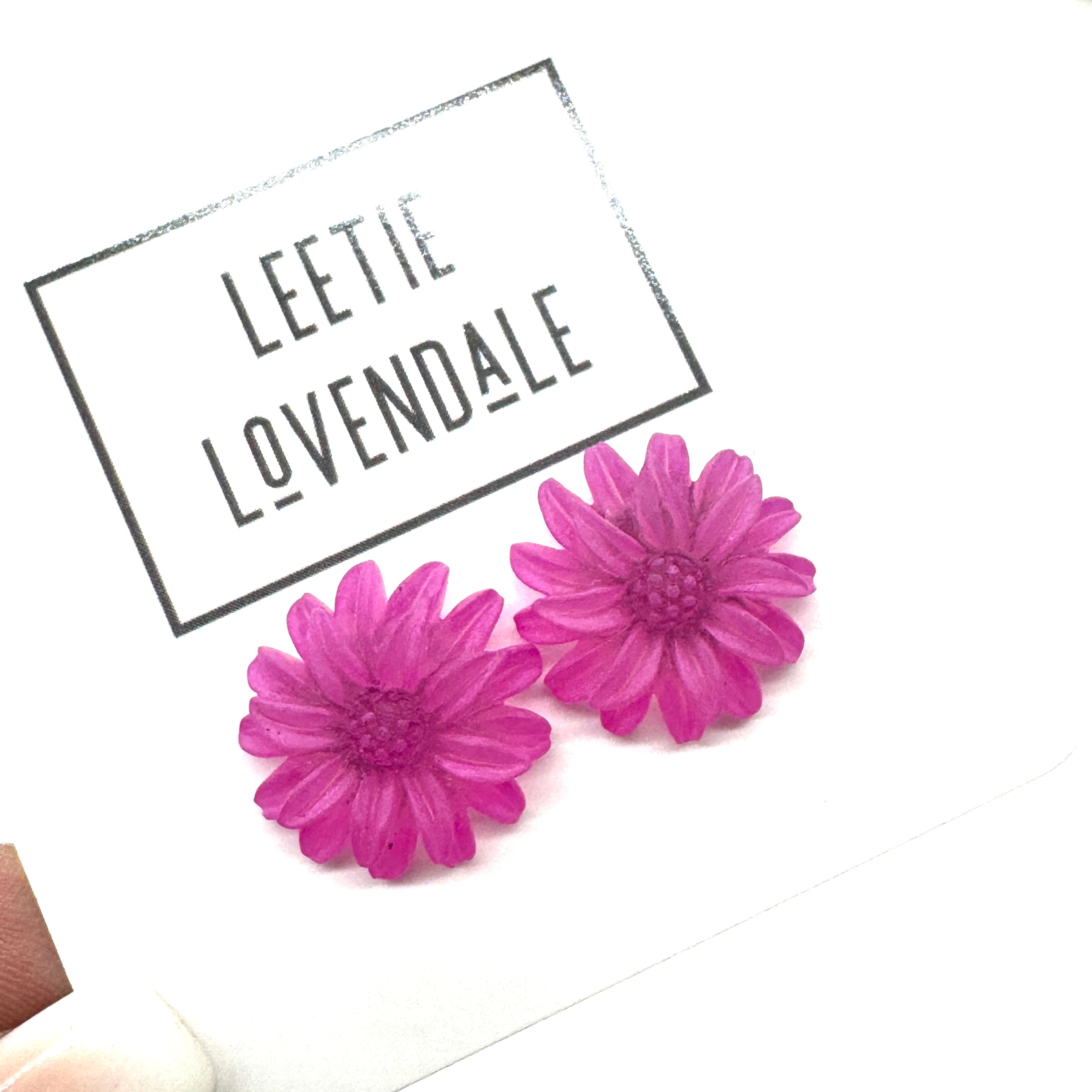 Mini Daisy Stud Earrings – Vintage 90s Resin Florals