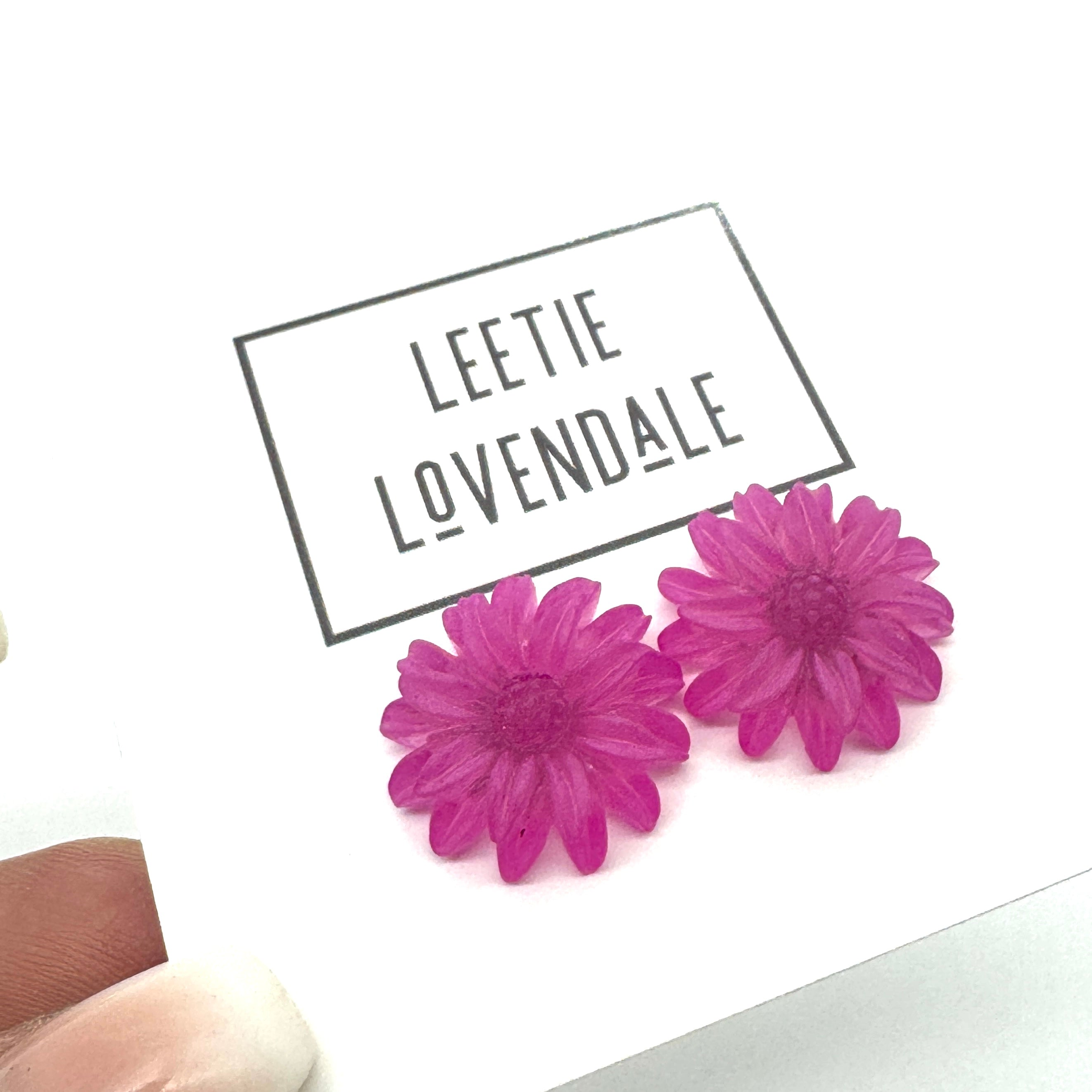 Mini Daisy Stud Earrings – Vintage 90s Resin Florals