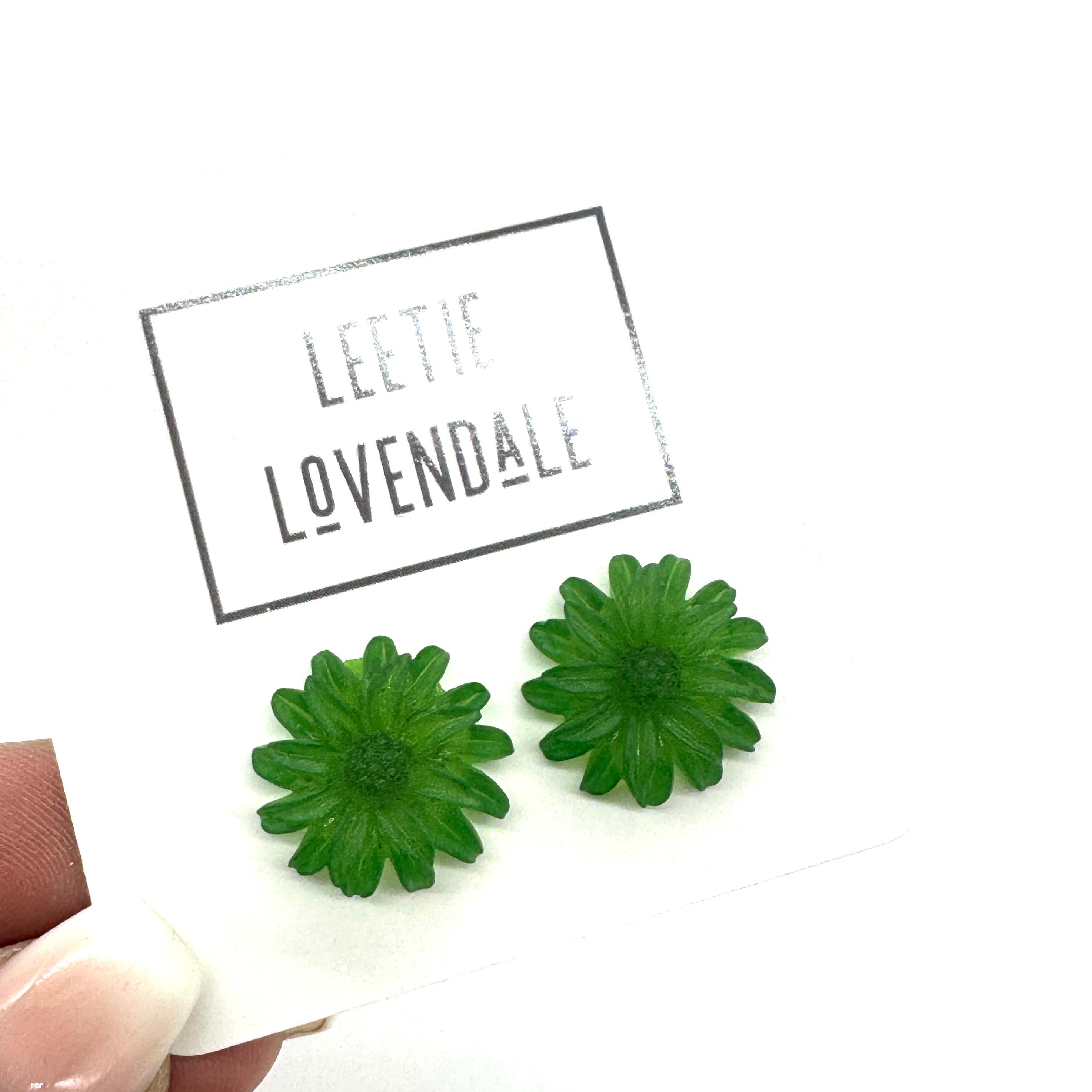 Mini Daisy Stud Earrings – Vintage 90s Resin Florals