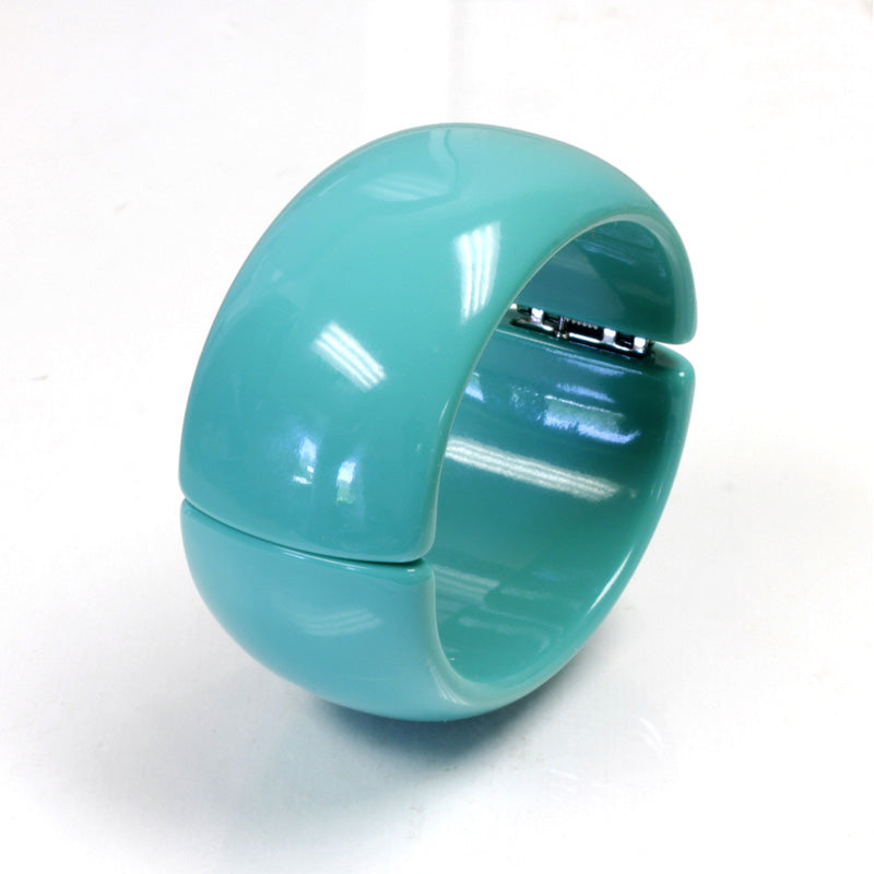 Turquoise – Vintage Lucite Clamper Bracelet