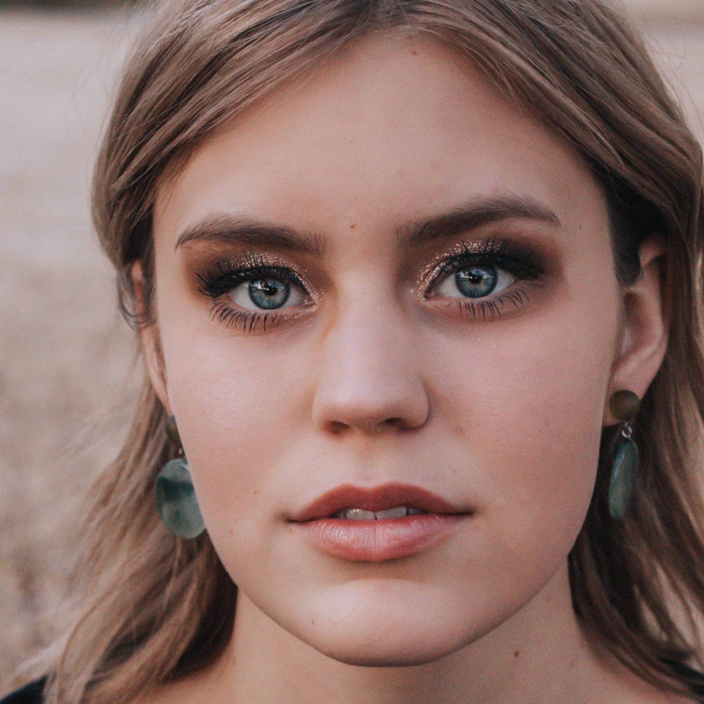 sarah earrings marbled on model