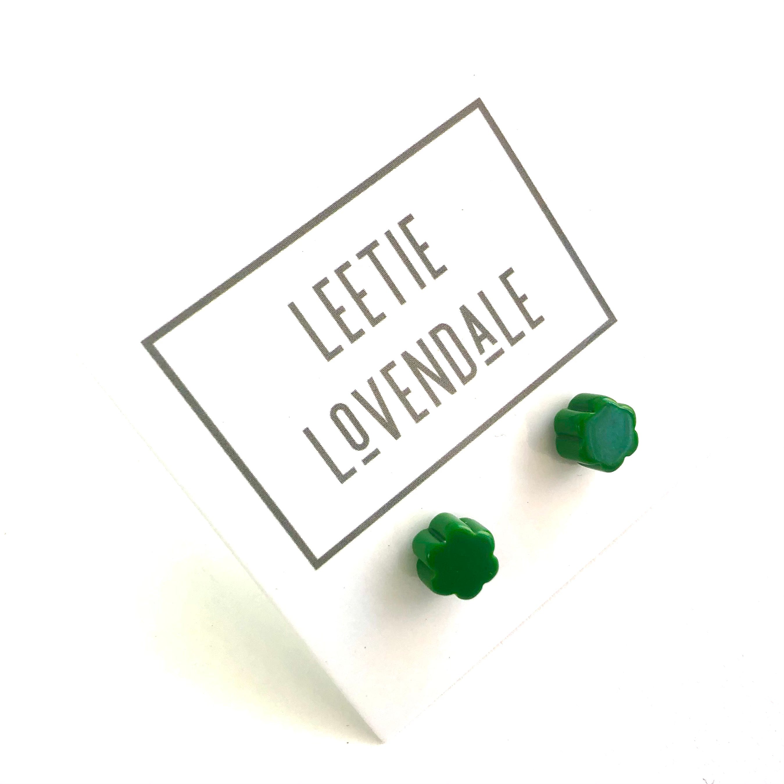 green daisy earrings