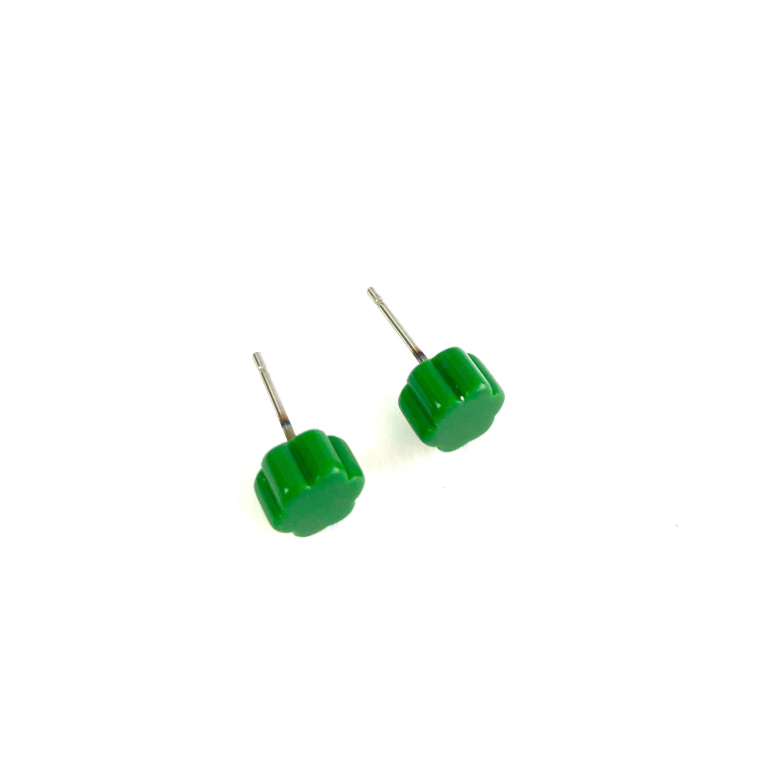 green daisy studs