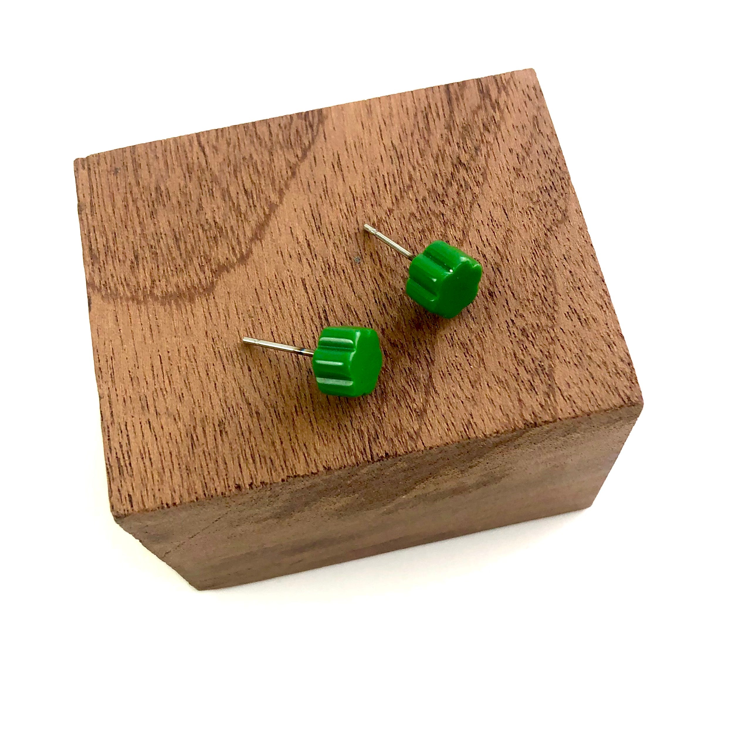 green flower stud earrings