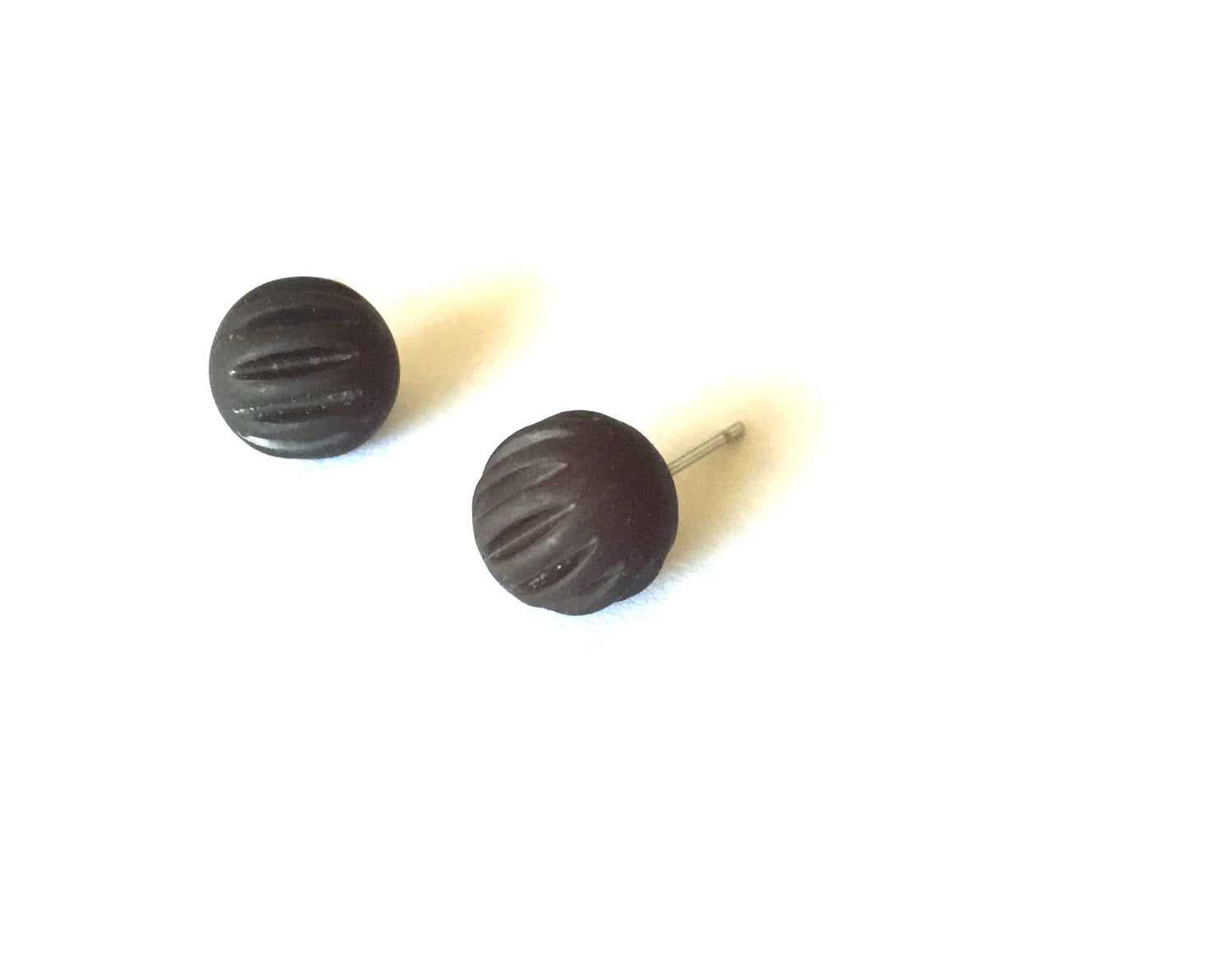 black ribbed earrings