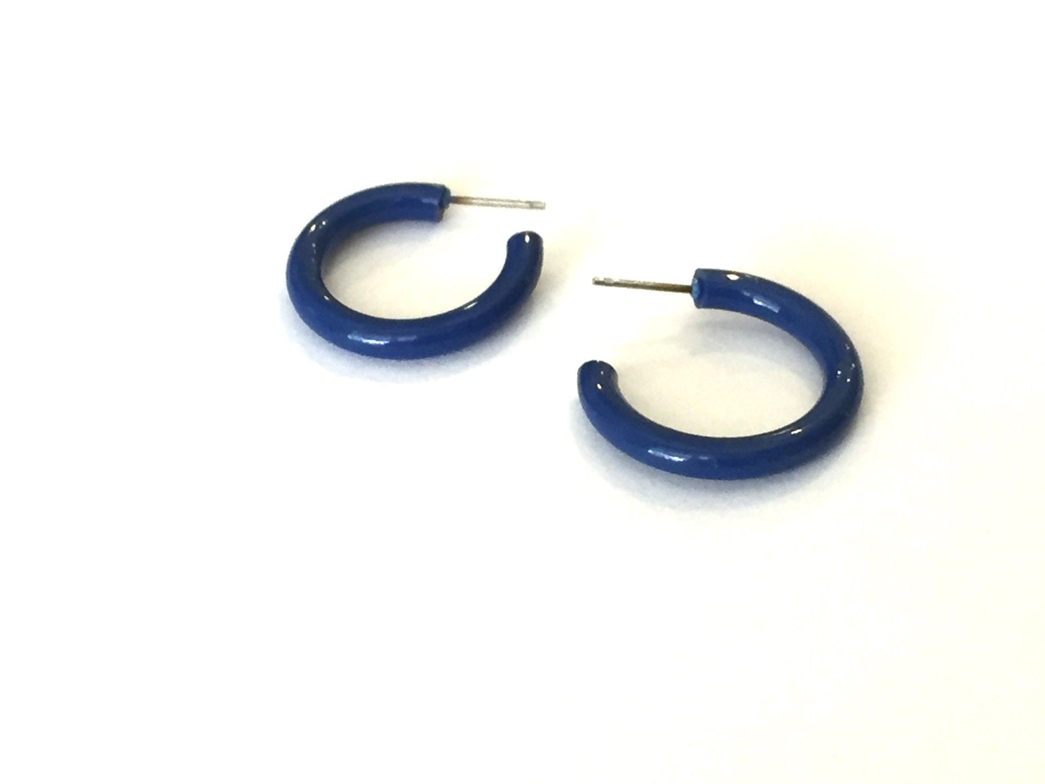 Small shiny sapphire hoop