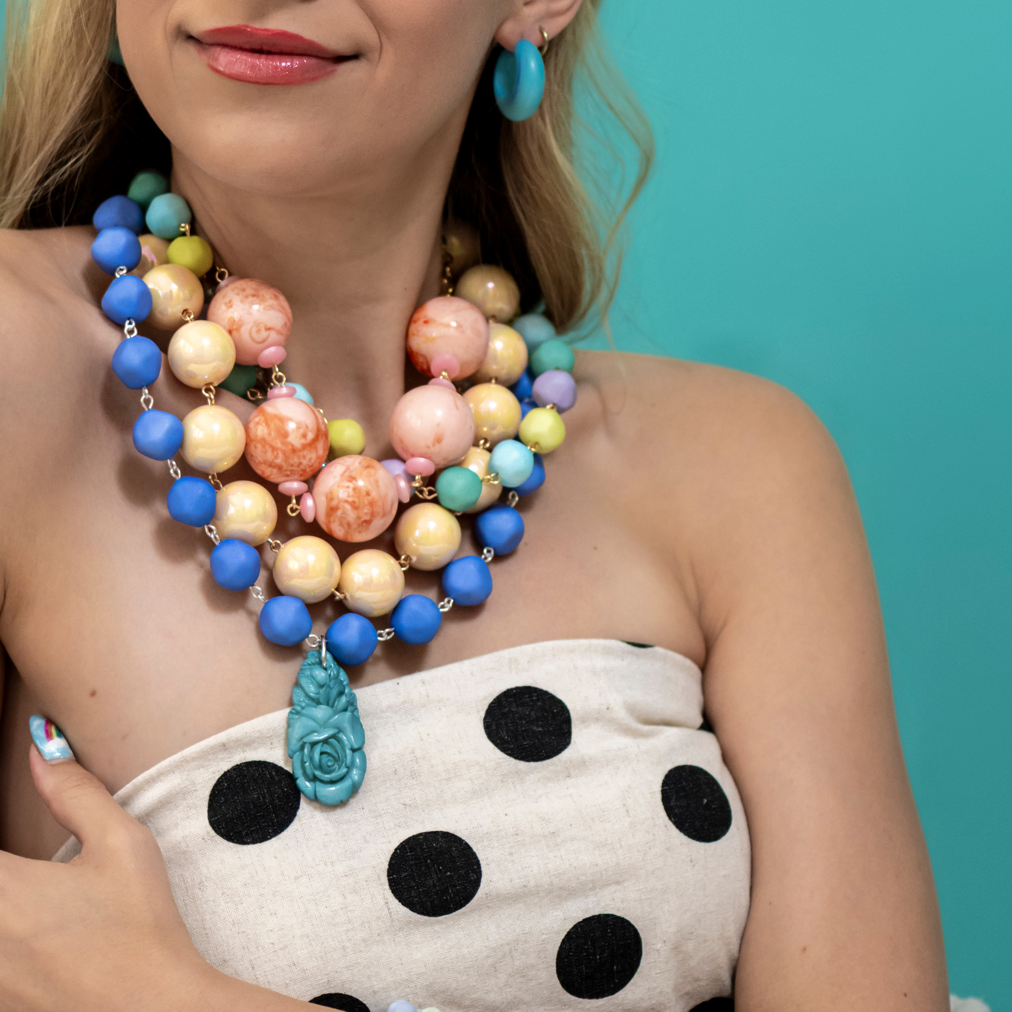 How to Layer Your Necklaces to Style the Best Neck Mess