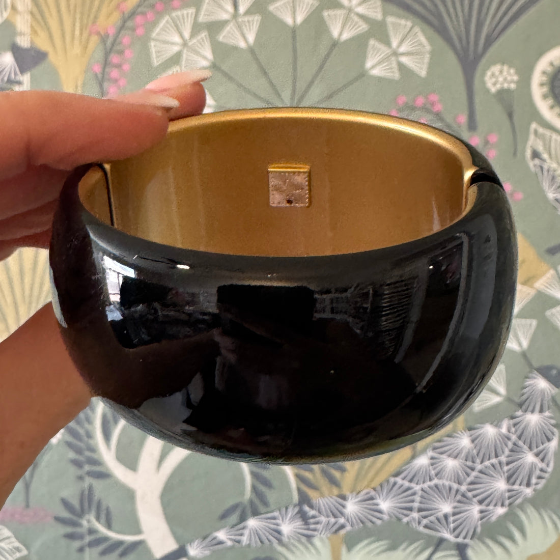 Blackout Queen Bee Gold Lining – Vintage Lucite Clamper Bracelet