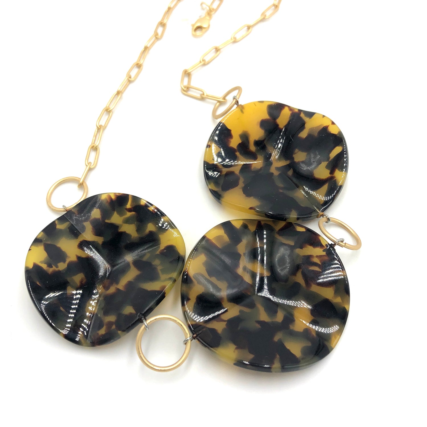 Tortoise Wavy Chip Stations Necklace