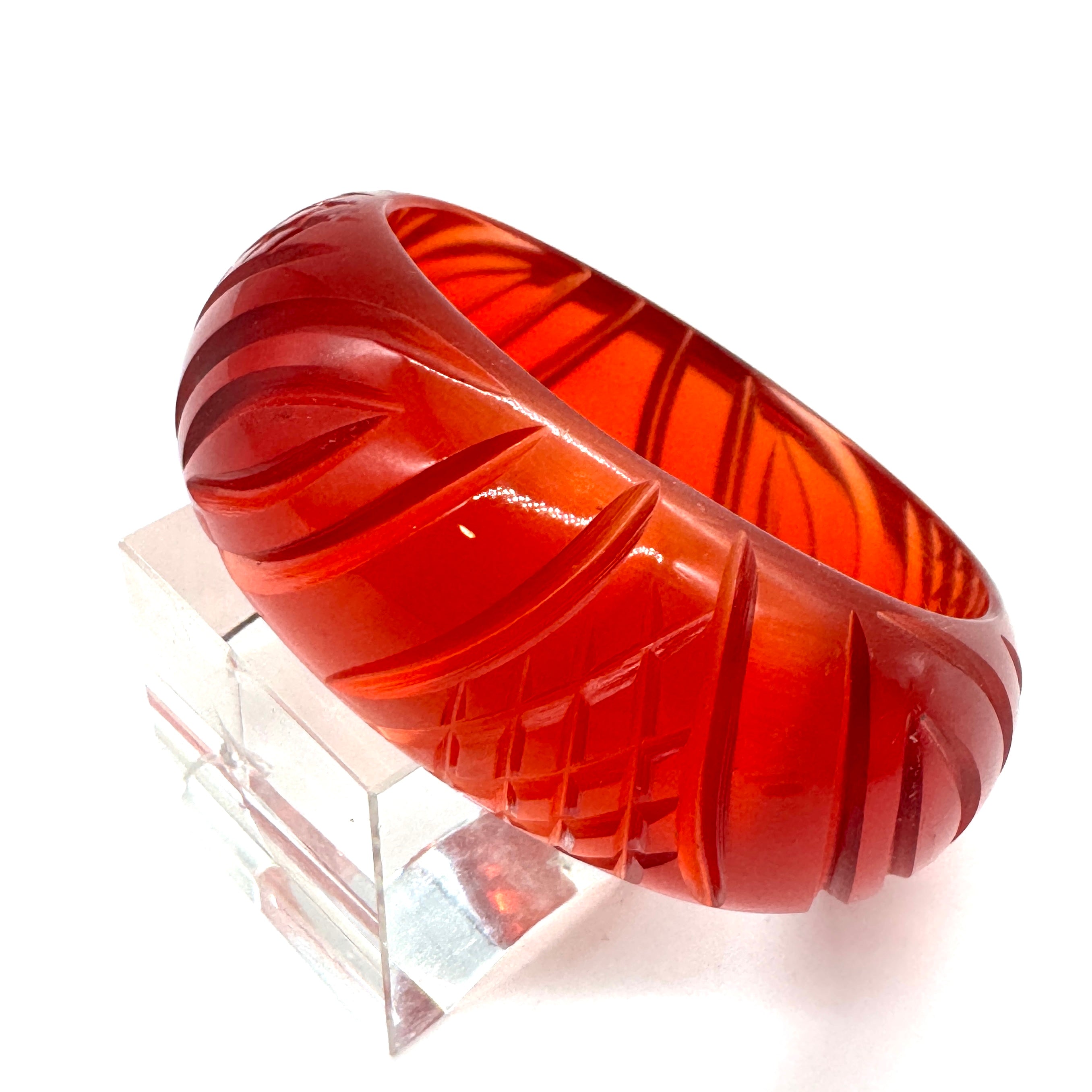 Flame Juicy Carved Resin Bangle Bracelet - Midi