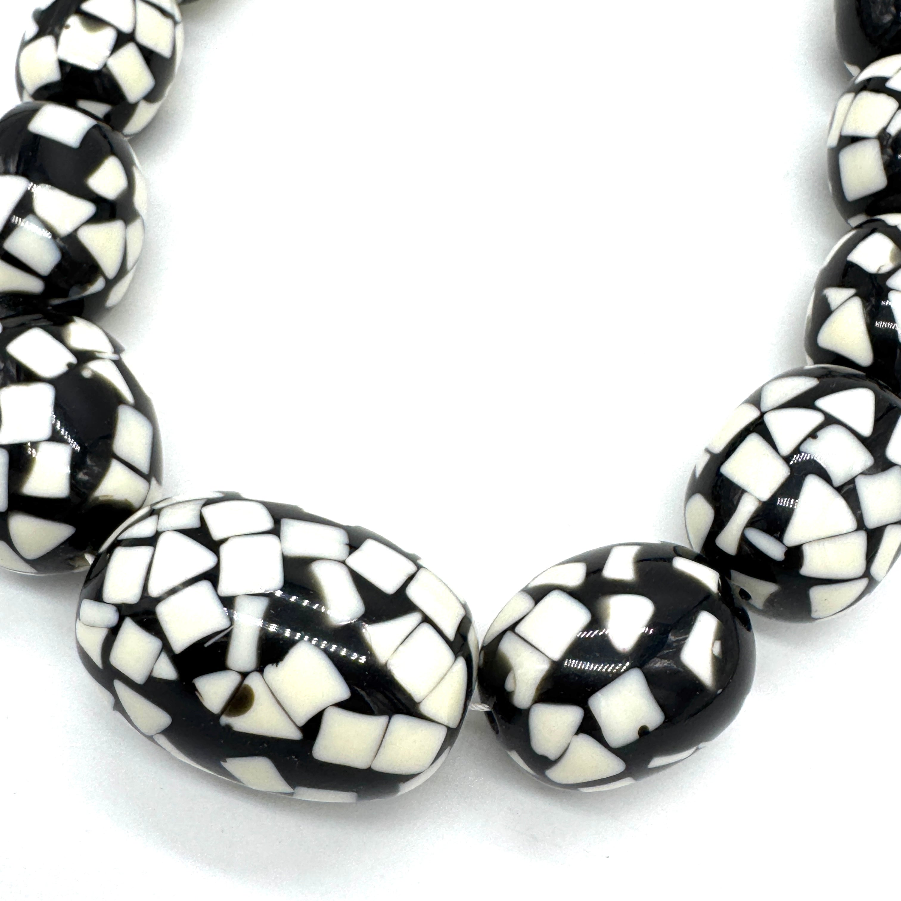 Crayon Confetti Oval Beaded Necklace - 3 colors