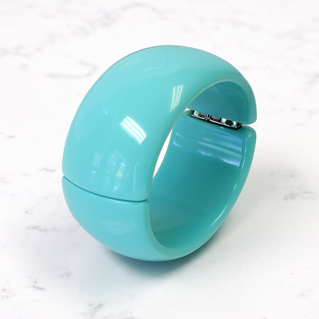 Turquoise – Vintage Lucite Clamper Bracelet