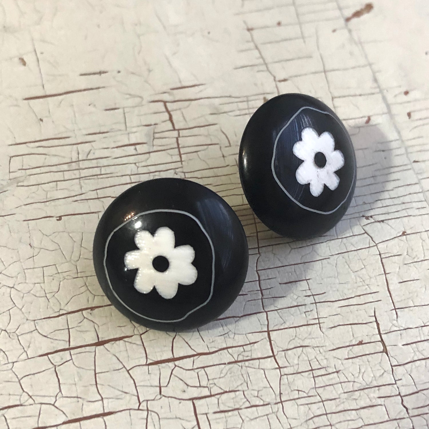 Black &amp; White Etched Daisy Retro Button Stud Earrings
