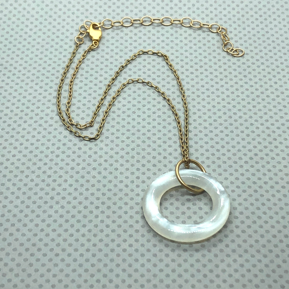 Shell Bakelite and Frosted Gold Shortie Necklace