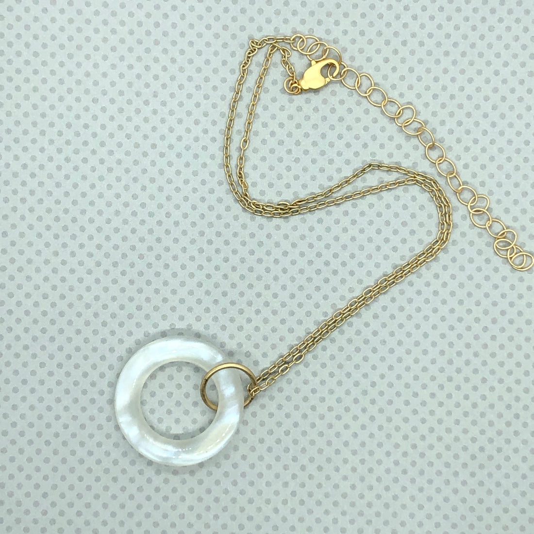 Shell Bakelite and Frosted Gold Shortie Necklace