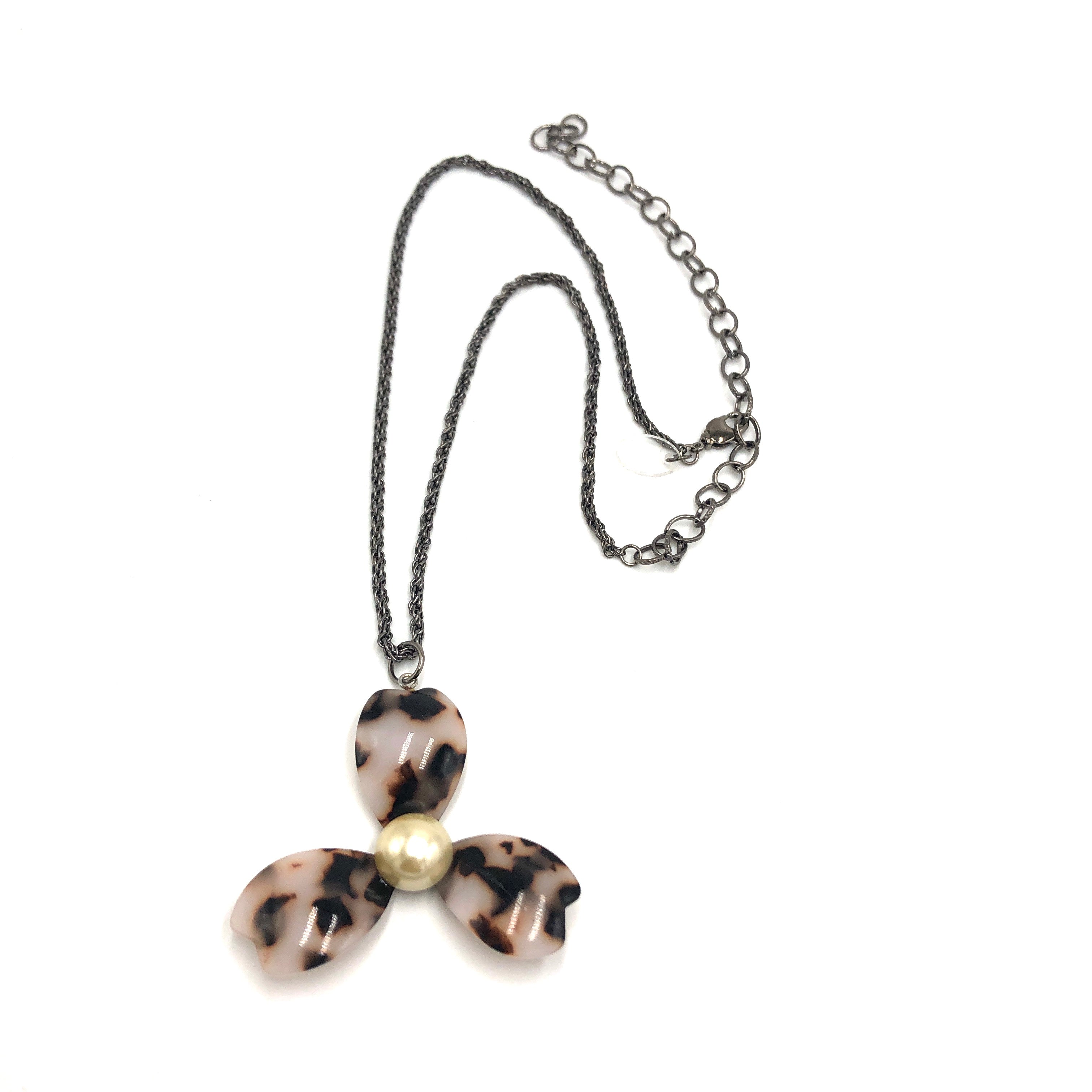 Blonde Tortoise Blossom Pendant Chain Necklace - Shortie