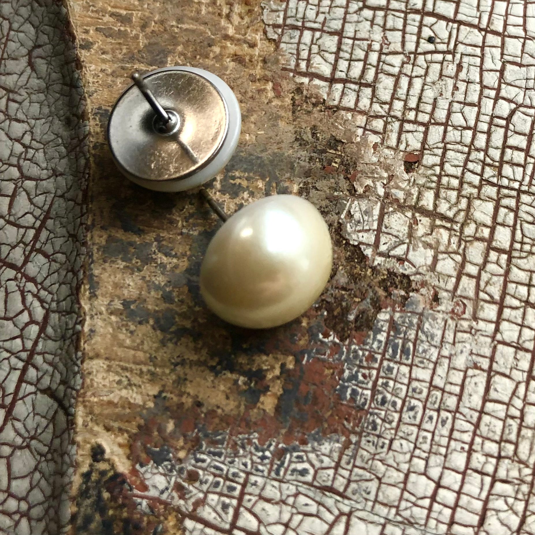 pearl earrings retro