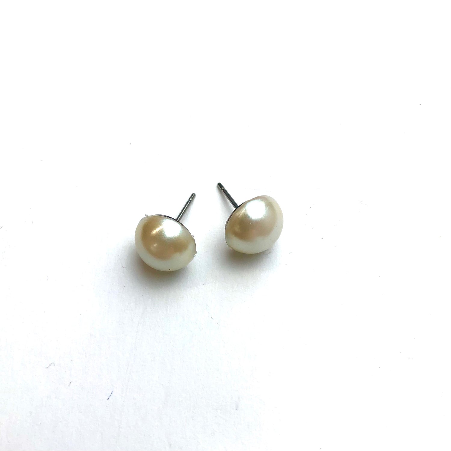 creamy luster pearl studs